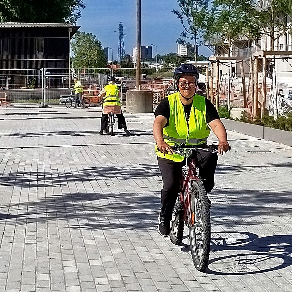 Photo de plusieurs apprenantes v&eacute;lo effectuant des all&eacute; retour en v&eacute;lo