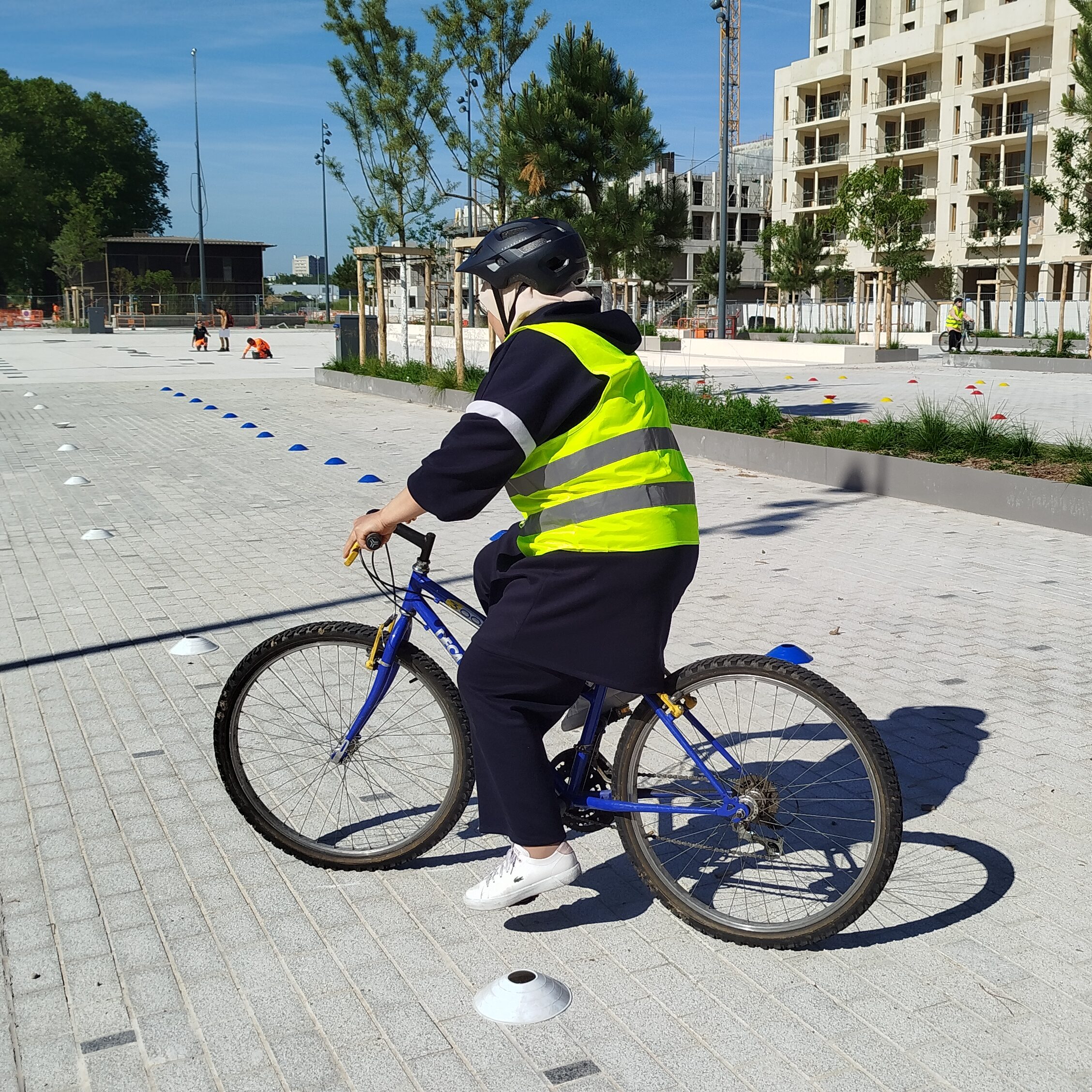 Photo d'une apprenante v&eacute;lo s'entrainant a slalomer a v&eacute;lo